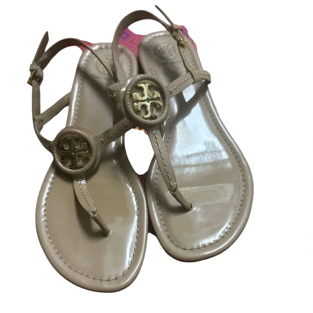 Tory Burch Thong Sandal Nude Patent Leather & Gold Emblem size-7.5
